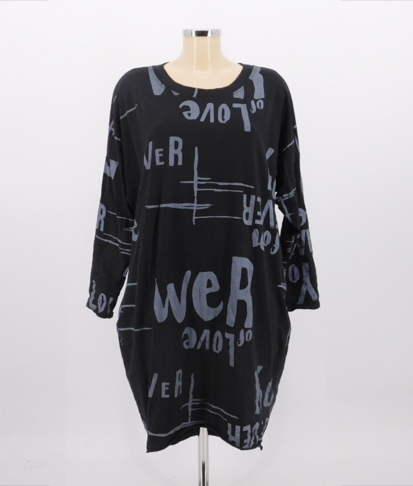 Nagyméretű, feliratos női ruha zsebekkel - RSA2025 - Fekete