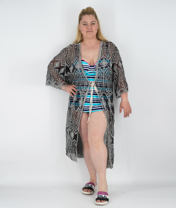 fekete-alapon-himzett-mintas-noi-strandruha-4338-2 - fekete