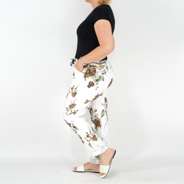 Virágmintás, elegáns női sztreccs nadrág – N2989 – Barna