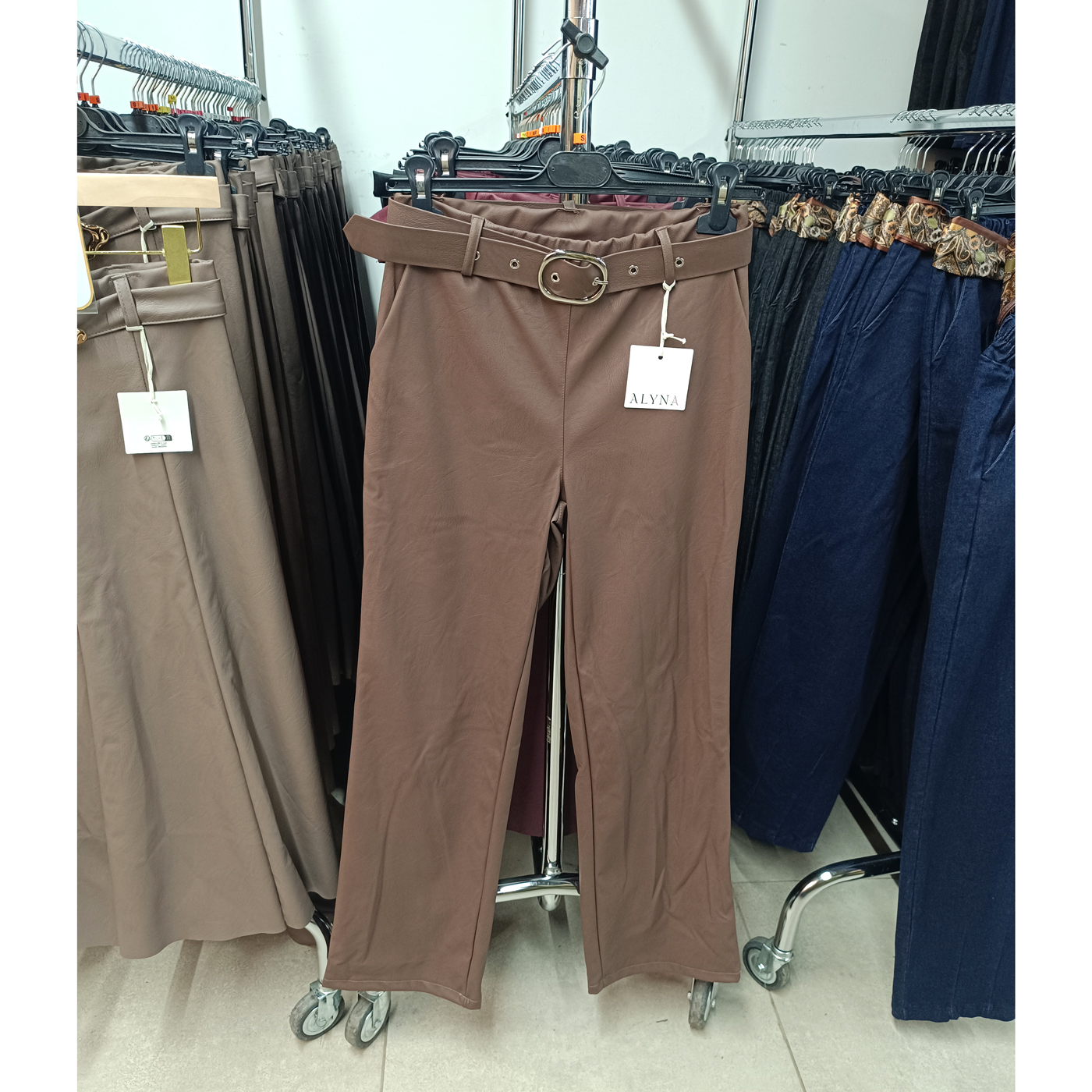 Magas derekú, elegáns női bőrnadrág + öv - N3121-Bőr - Csoki 3 Magas derekú, elegáns női bőrnadrág + öv - N3121-Bőr - Barna