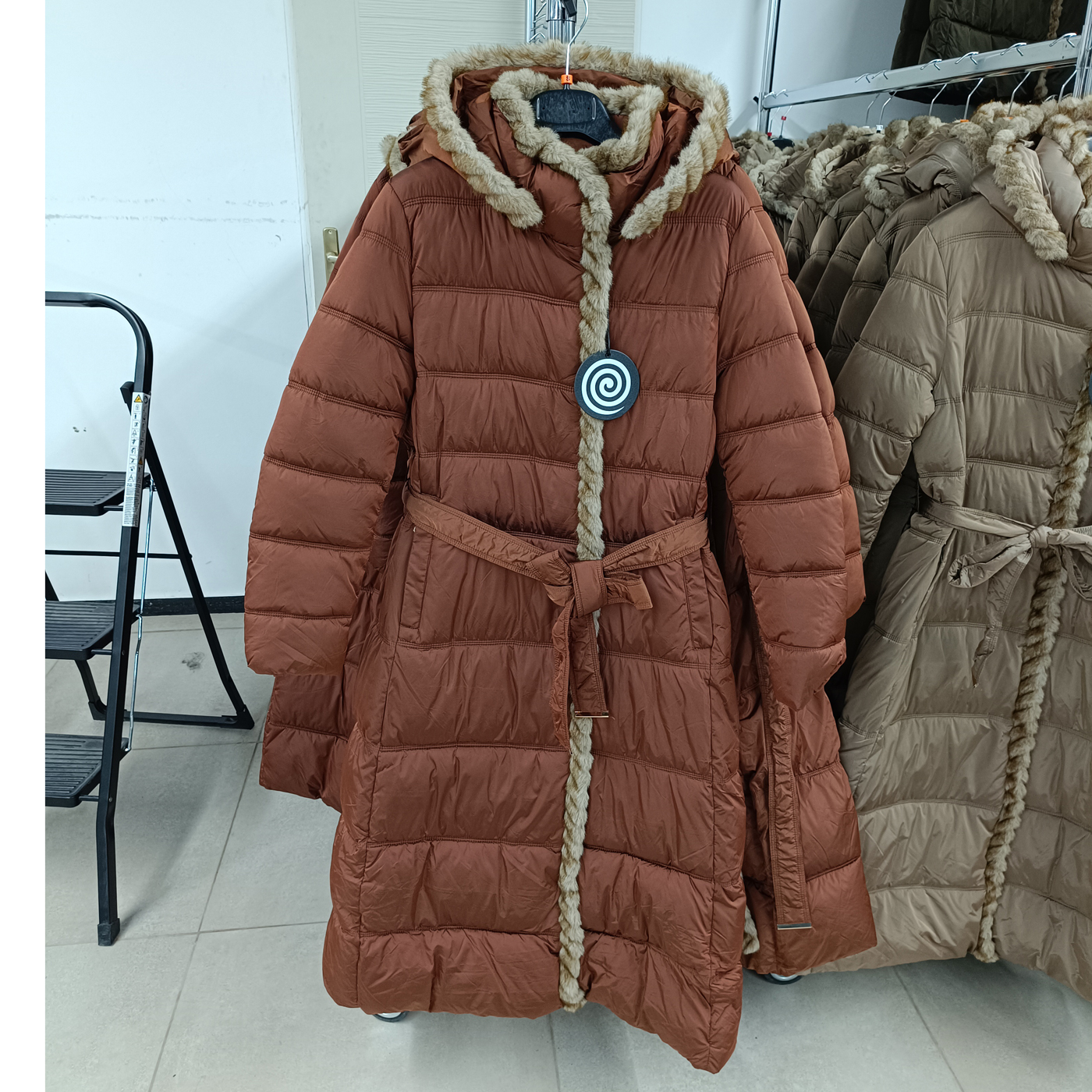 Hosszú, steppelt téli kabát - FLY-2919 - Bronz 1 Hosszú, steppelt téli kabát - FLY-2919 - Bronz