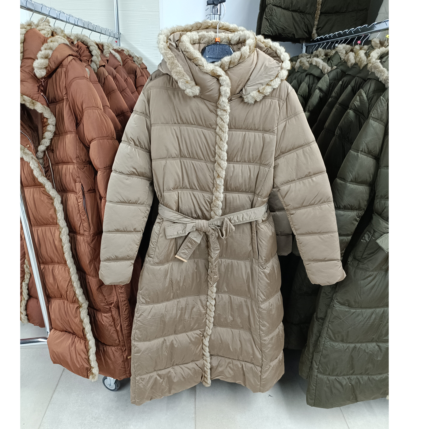 Hosszú, steppelt téli kabát - FLY-2919 - Fango 1 Hosszú, steppelt téli kabát - FLY-2919 - Fango