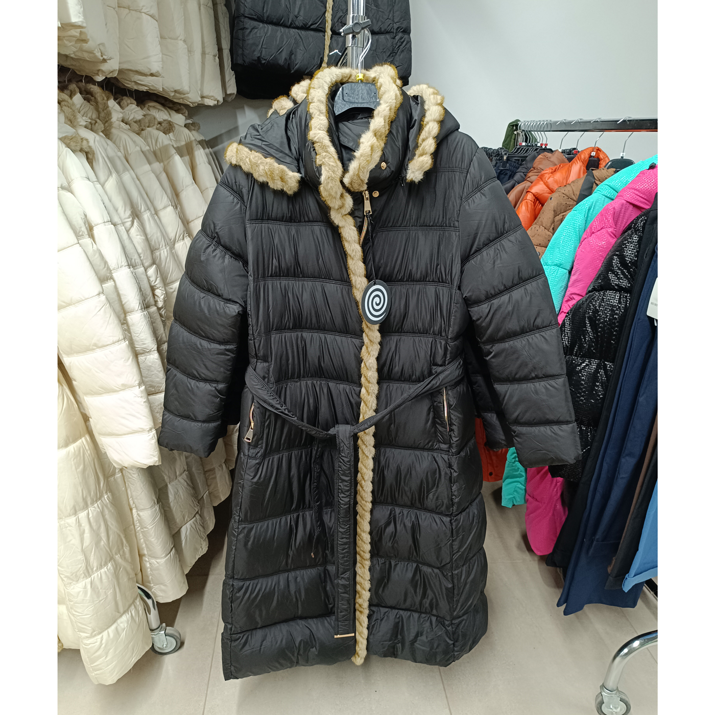 Hosszú, steppelt téli kabát - FLY-2919 - Fekete 1 Hosszú, steppelt téli kabát - FLY-2919 - Fekete