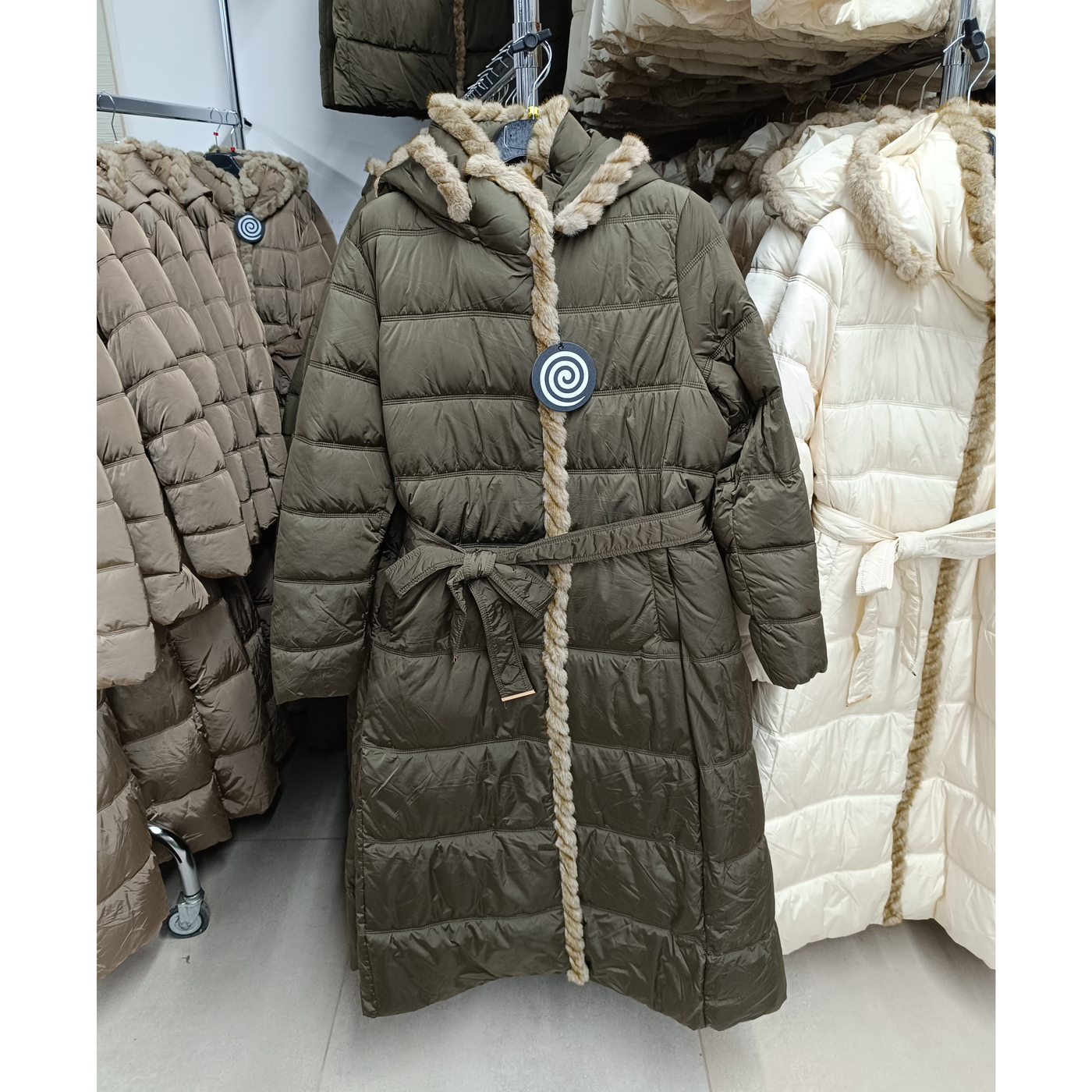 Hosszú, steppelt téli kabát - FLY-2919 - Khaki 1 Hosszú, steppelt téli kabát - FLY-2919 - Khaki