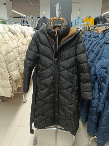 Női hosszú steppelt kabát, fix kapucnis - FLY-2309 - Fekete