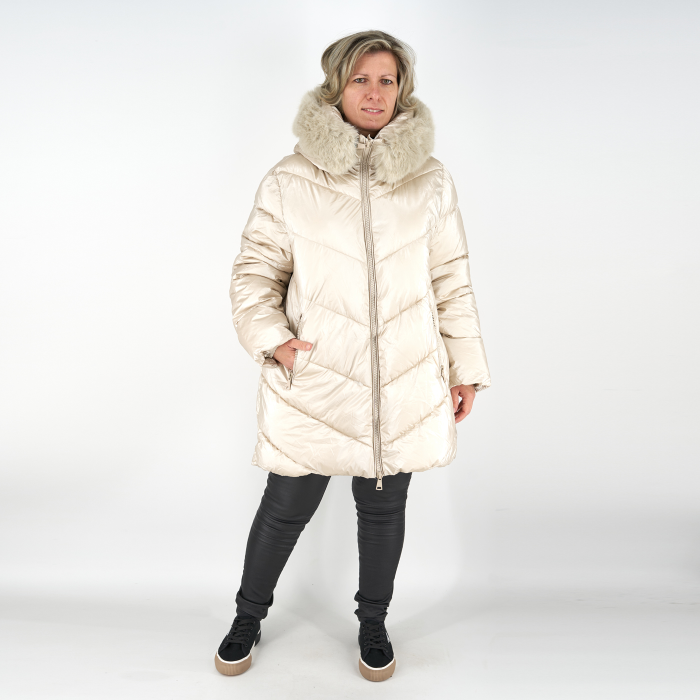 Aszimmetrikus aljú, steppelt téli kabát - FLY-2571 - Ekrü 1 Aszimmetrikus aljú, steppelt téli kabát - FLY-2571 - Ekrü