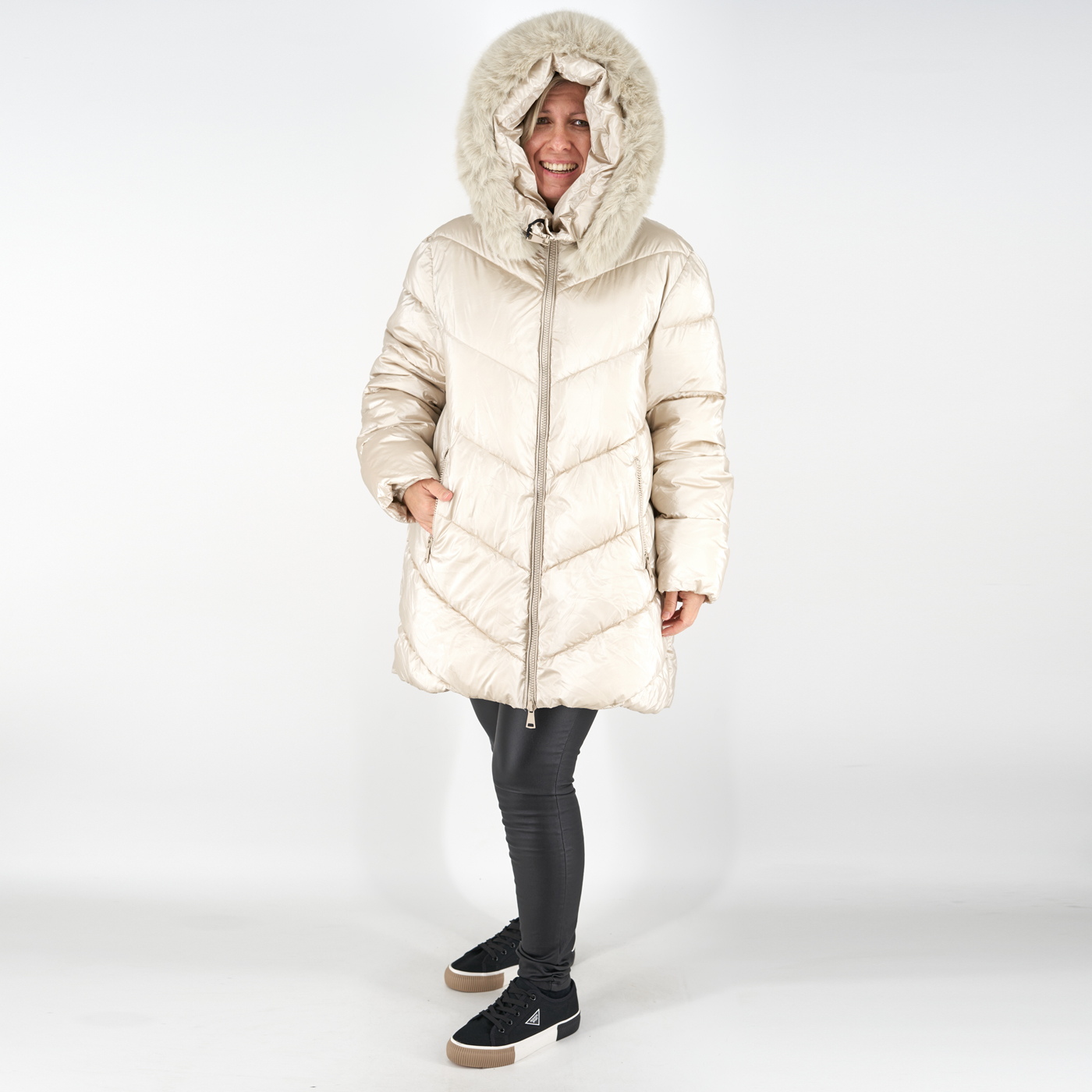 Aszimmetrikus aljú, steppelt téli kabát - FLY-2571 - Ekrü 3 Aszimmetrikus aljú, steppelt téli kabát - FLY-2571 - Ekrü