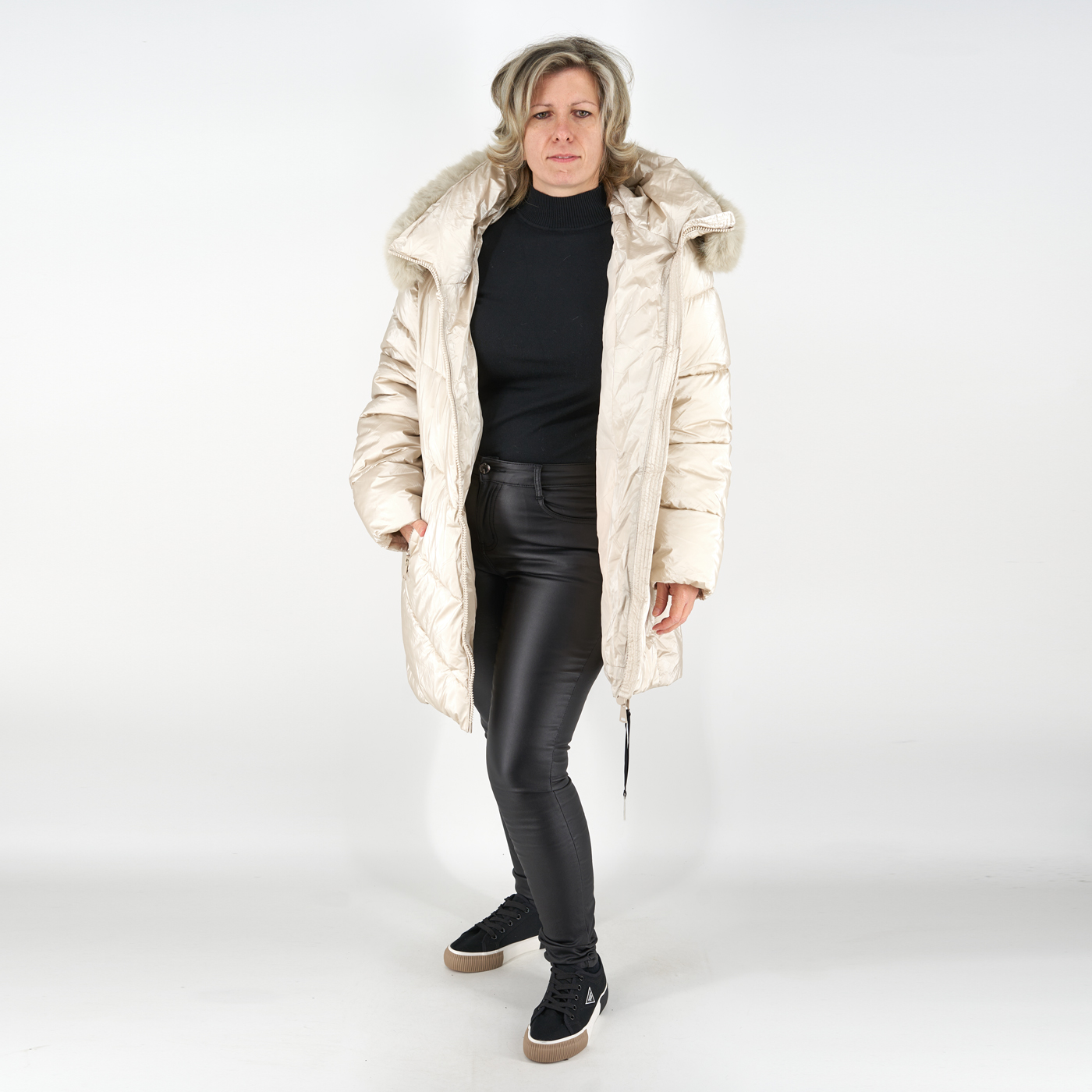 Aszimmetrikus aljú, steppelt téli kabát - FLY-2571 - Ekrü 2 Aszimmetrikus aljú, steppelt téli kabát - FLY-2571 - Ekrü