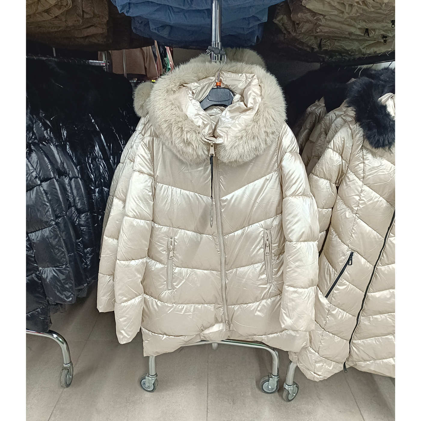 Aszimmetrikus aljú, steppelt téli kabát - FLY-2571 - Ekrü 5 Aszimmetrikus aljú, steppelt téli kabát - FLY-2571 - Ekrü