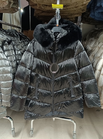 Aszimmetrikus aljú, steppelt téli kabát - FLY-2571 - Fekete