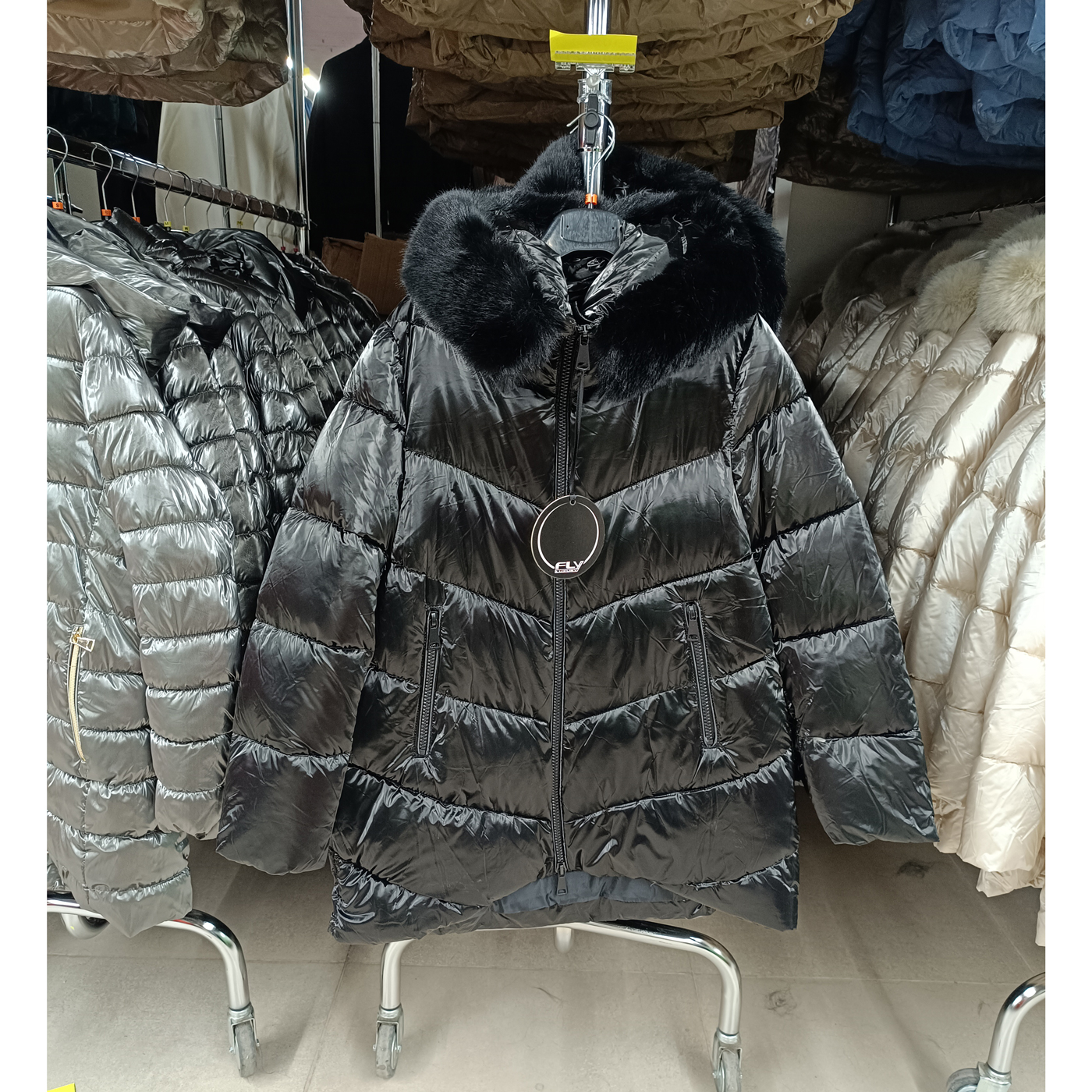 Aszimmetrikus aljú, steppelt téli kabát - FLY-2571 - Fekete 1 Aszimmetrikus aljú, steppelt téli kabát - FLY-2571 - Fekete