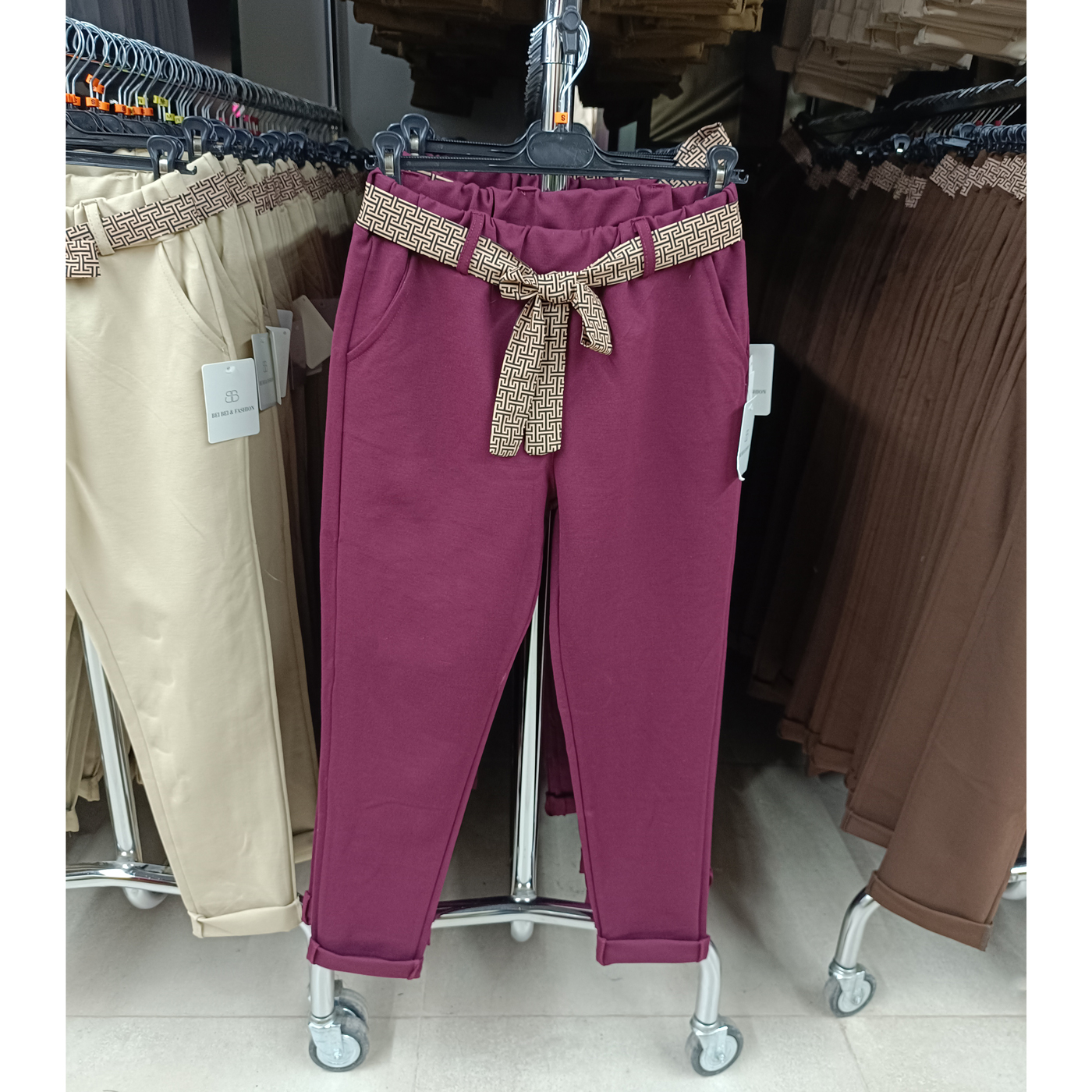 Gumis derekú sztreccs nadrág ( Őszi-Téli ) - N8922 - Bordó 1 Gumis derekú sztreccs nadrág ( Őszi-Téli ) - N8922 - Bordó