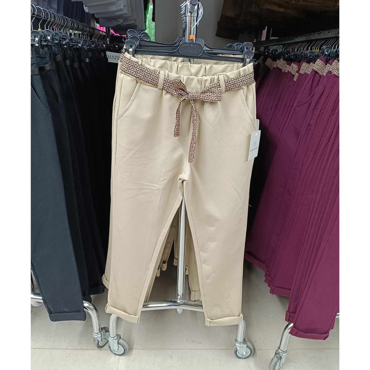 Gumis derekú sztreccs nadrág ( Őszi-Téli ) - N8922 - Drapp 1 Gumis derekú sztreccs nadrág ( Őszi-Téli ) - N8922 - Drapp