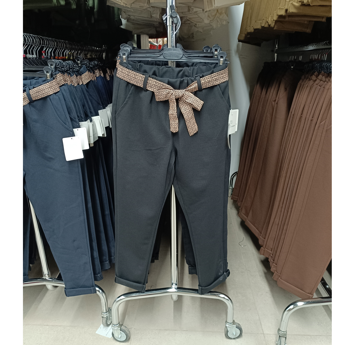 Gumis derekú sztreccs nadrág ( Őszi-Téli ) - N8922 - Fekete 1 Gumis derekú sztreccs nadrág ( Őszi-Téli ) - N8922 - Fekete