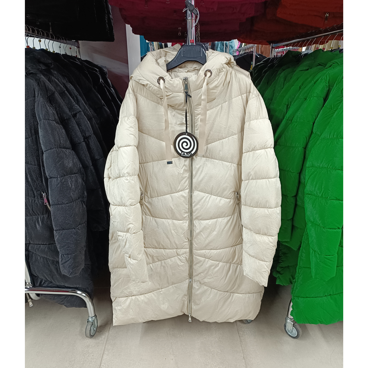 Hosszított női steppelt télikabát - FLY-2533 - Bézs 1 Hosszított női steppelt télikabát - FLY-2533 - Bézs