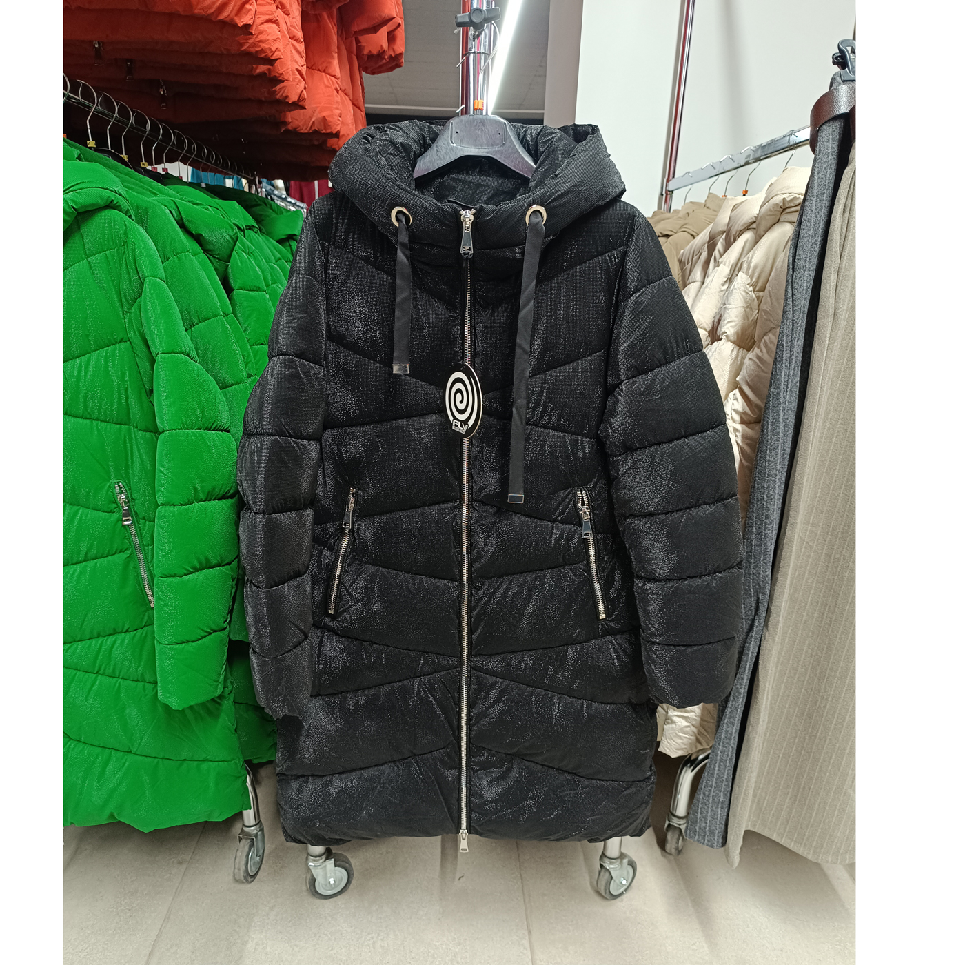 Hosszított női steppelt télikabát - FLY-2533 - Fekete 1 Hosszított női steppelt télikabát - FLY-2533 - Fekete