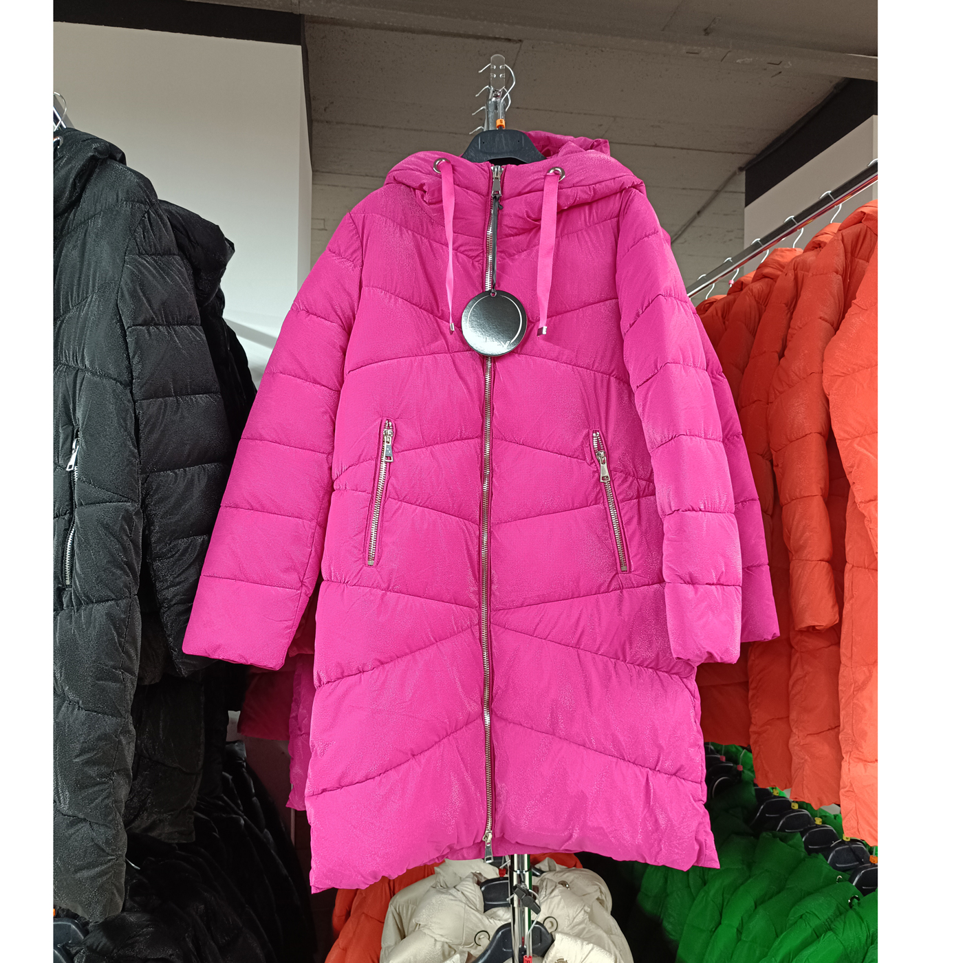 Hosszított női steppelt télikabát - FLY-2533 - Fukszia 1 Hosszított női steppelt télikabát - FLY-2533 - Fukszia