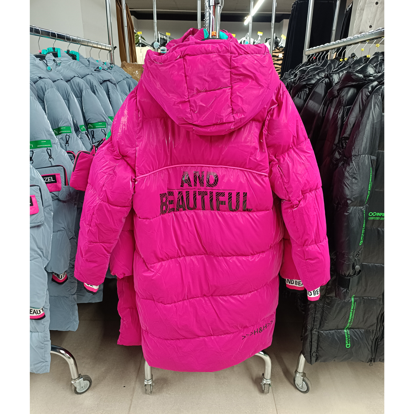 Hosszított női steppelt télikabát - "HAZEL" LONG - FLY-2316 - Fukszia 2 Hosszított női steppelt télikabát - "HAZEL" LONG - FLY-2316 - Fukszia