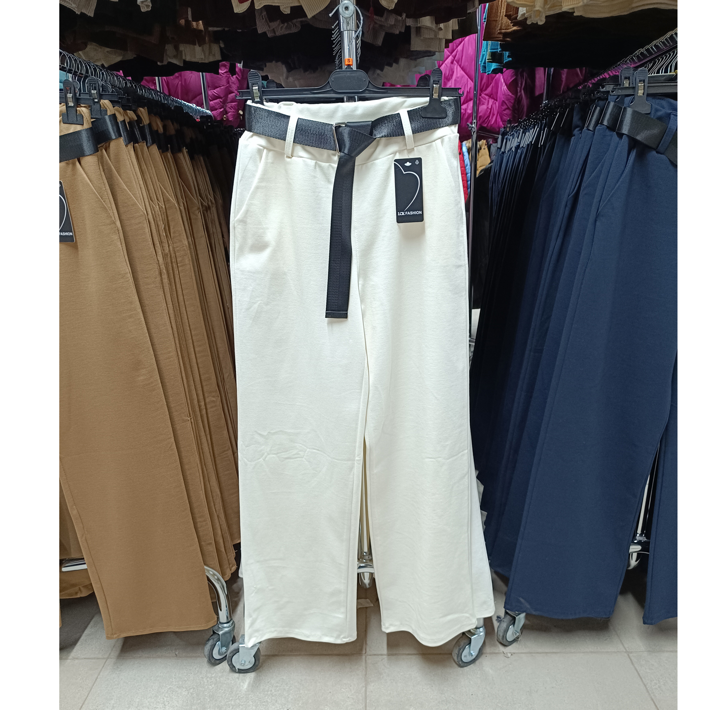 Magas derekú, egyenes szárú női nadrág + öv - N1986 - Fehér 1 Magas derekú, egyenes szárú női nadrág + öv - N1986 - Fehér