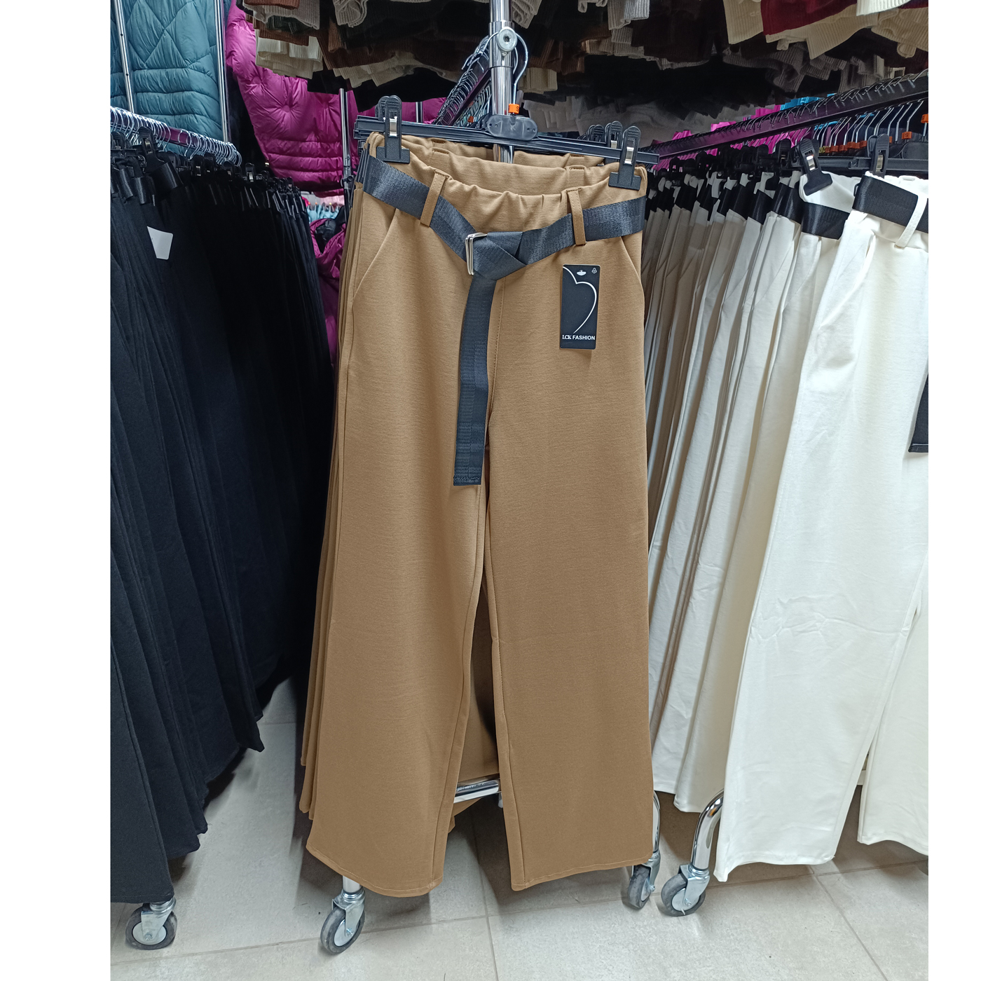 Magas derekú, egyenes szárú női nadrág + öv - N1986 - Világos barna 1 Magas derekú, egyenes szárú női nadrág + öv - N1986 - Világos barna