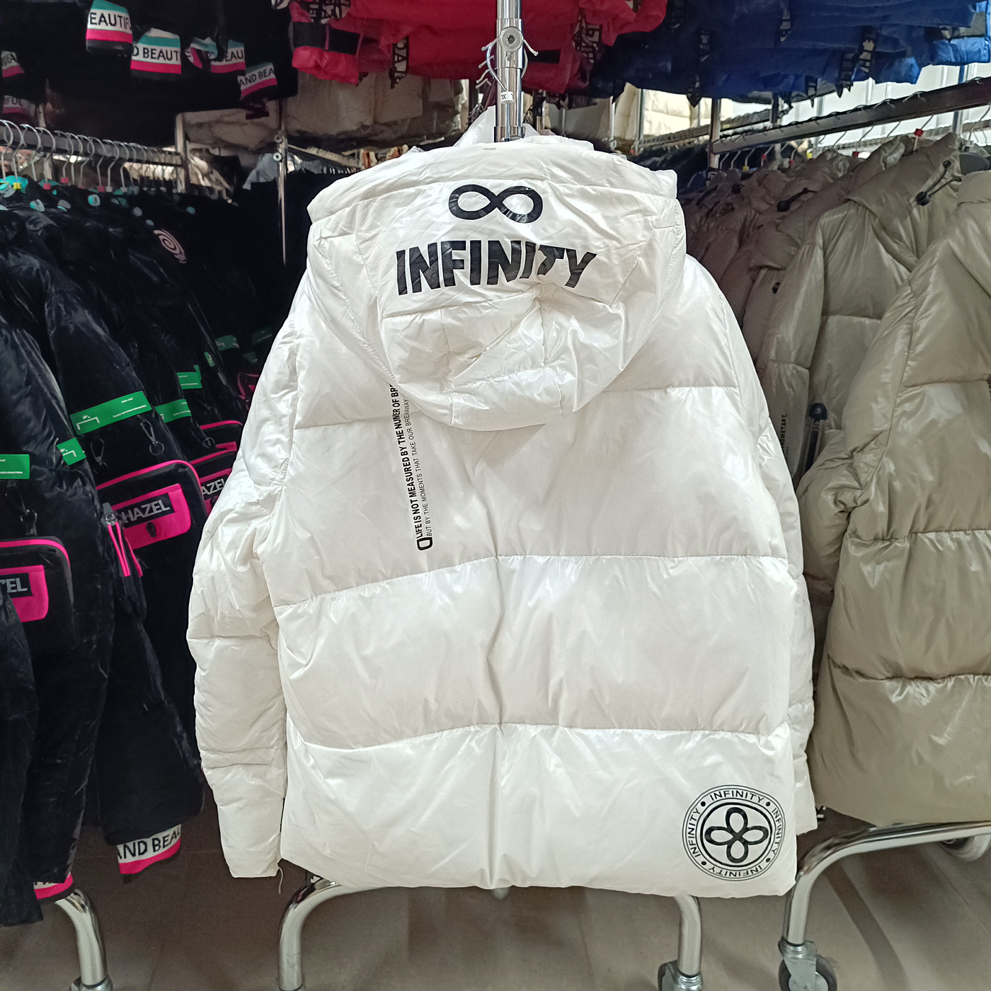 Női tollkabát "INFINITY" Short - FLY-2120 - Fehér 2 Női tollkabát "INFINITY" Short - FLY-2120 - Fehér