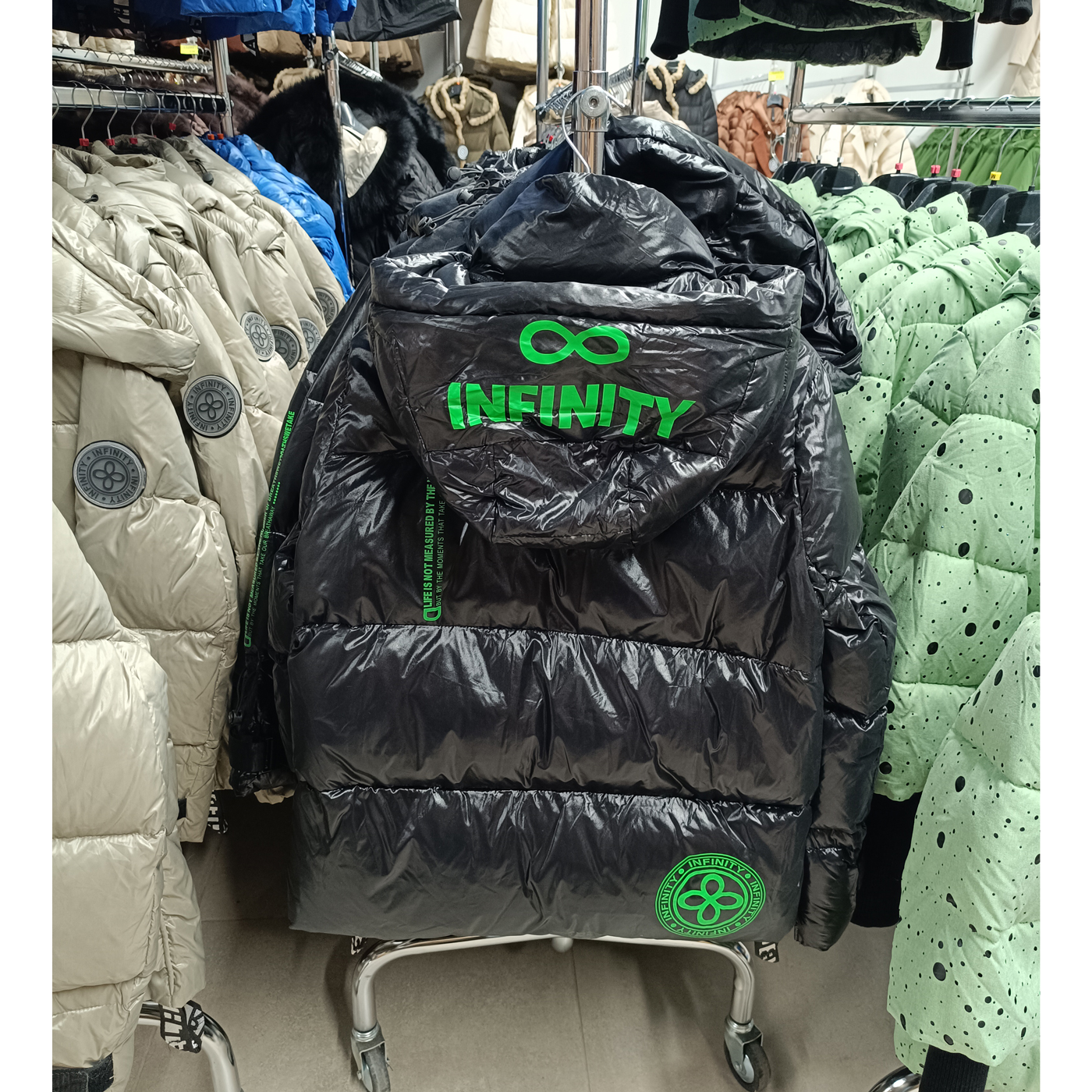 Női tollkabát "INFINITY" Short - FLY-2120 - Fekete 2 Női tollkabát "INFINITY" Short - FLY-2120 - Fekete