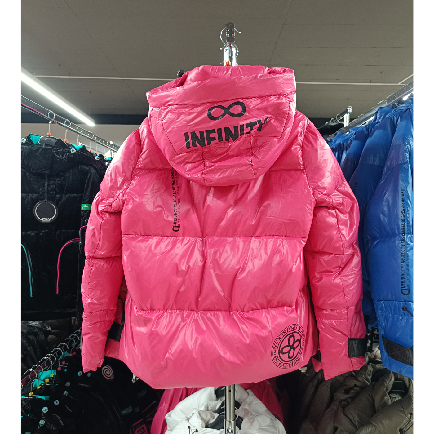 Női tollkabát "INFINITY" Short - FLY-2120 - Pink 2 Női tollkabát "INFINITY" Short - FLY-2120 - Pink