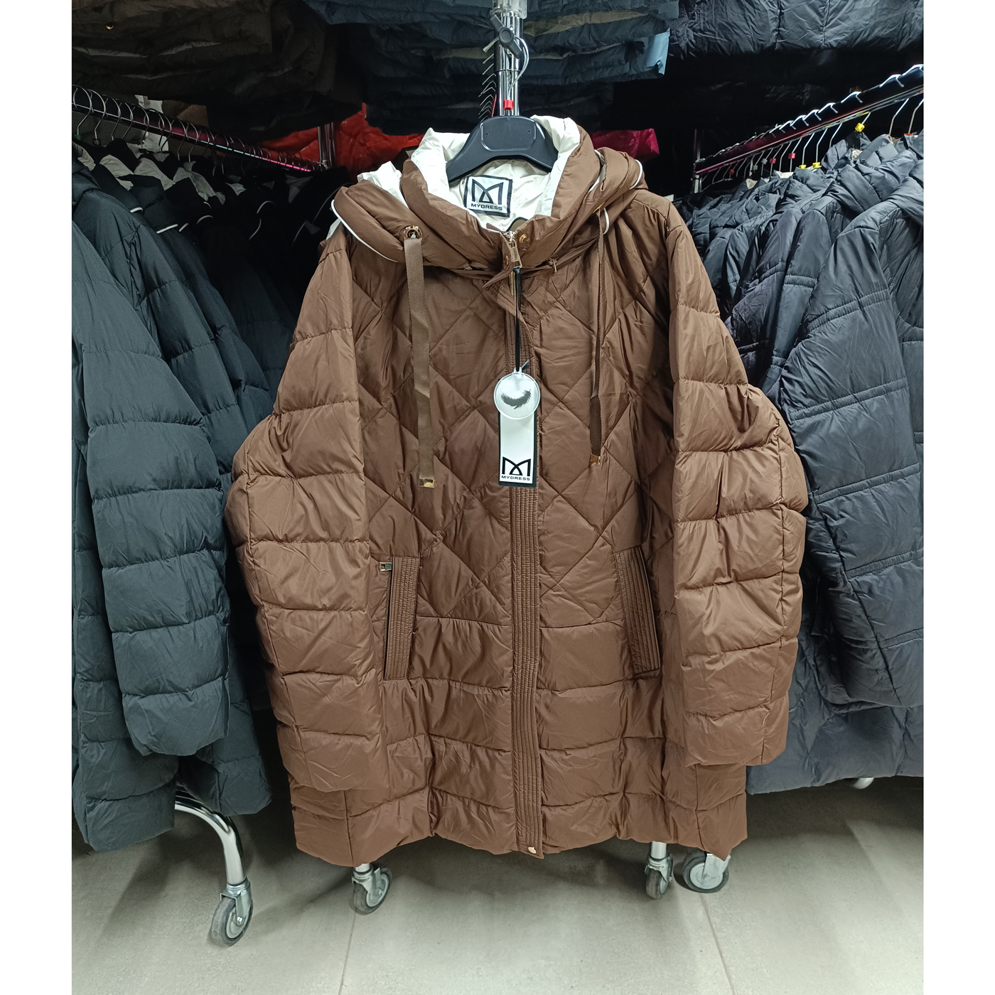 Plus size, női tollkabát - FLY-2993 - Bronz 1 Plus size, női tollkabát - FLY-2993 - Bronz