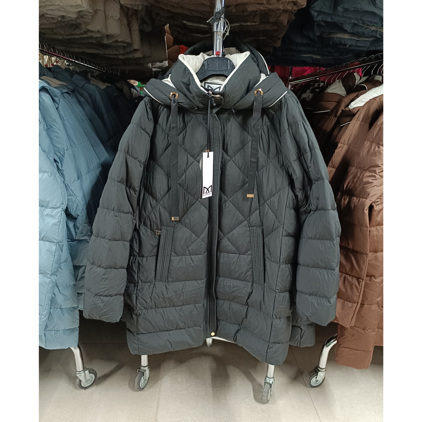 Plus size, női tollkabát - FLY-2993 - Fekete 1 Plus size, női tollkabát - FLY-2993 - Fekete