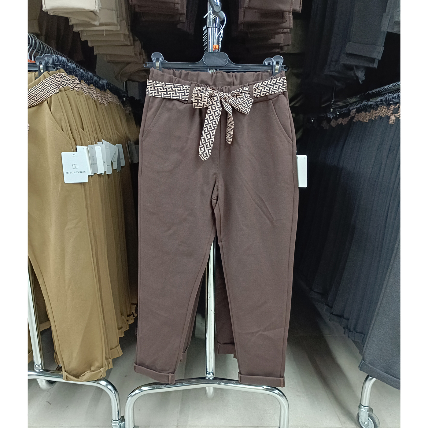 Gumis derekú sztreccs nadrág ( Őszi-Téli ) - N8922 - Csoki 1 Gumis derekú sztreccs nadrág ( Őszi-Téli ) - N8922 - Csoki