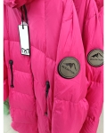 Sportos fazonú, hosszú női tollkabát - FLY-2927 - Pink 8 Sportos fazonú, hosszú női tollkabát - FLY-2927 - Pink