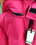 Sportos fazonú, hosszú női tollkabát - FLY-2927 - Pink 9 Sportos fazonú, hosszú női tollkabát - FLY-2927 - Pink