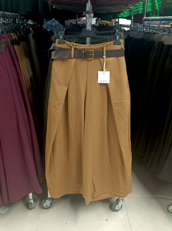 Elegáns, bő szárú női szövetnadrág + öv - N3546 - Aranybarna