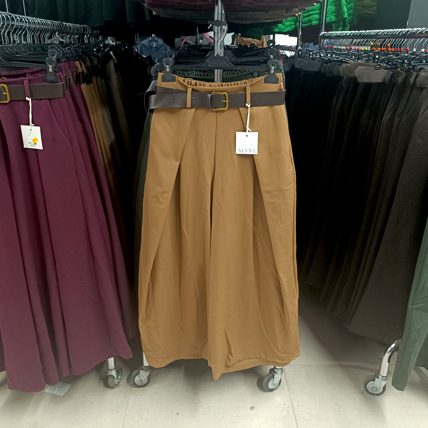 Elegáns, bő szárú női szövetnadrág + öv - N3546 - Aranybarna 1 Elegáns, bő szárú női szövetnadrág + öv - N3546 - Aranybarna