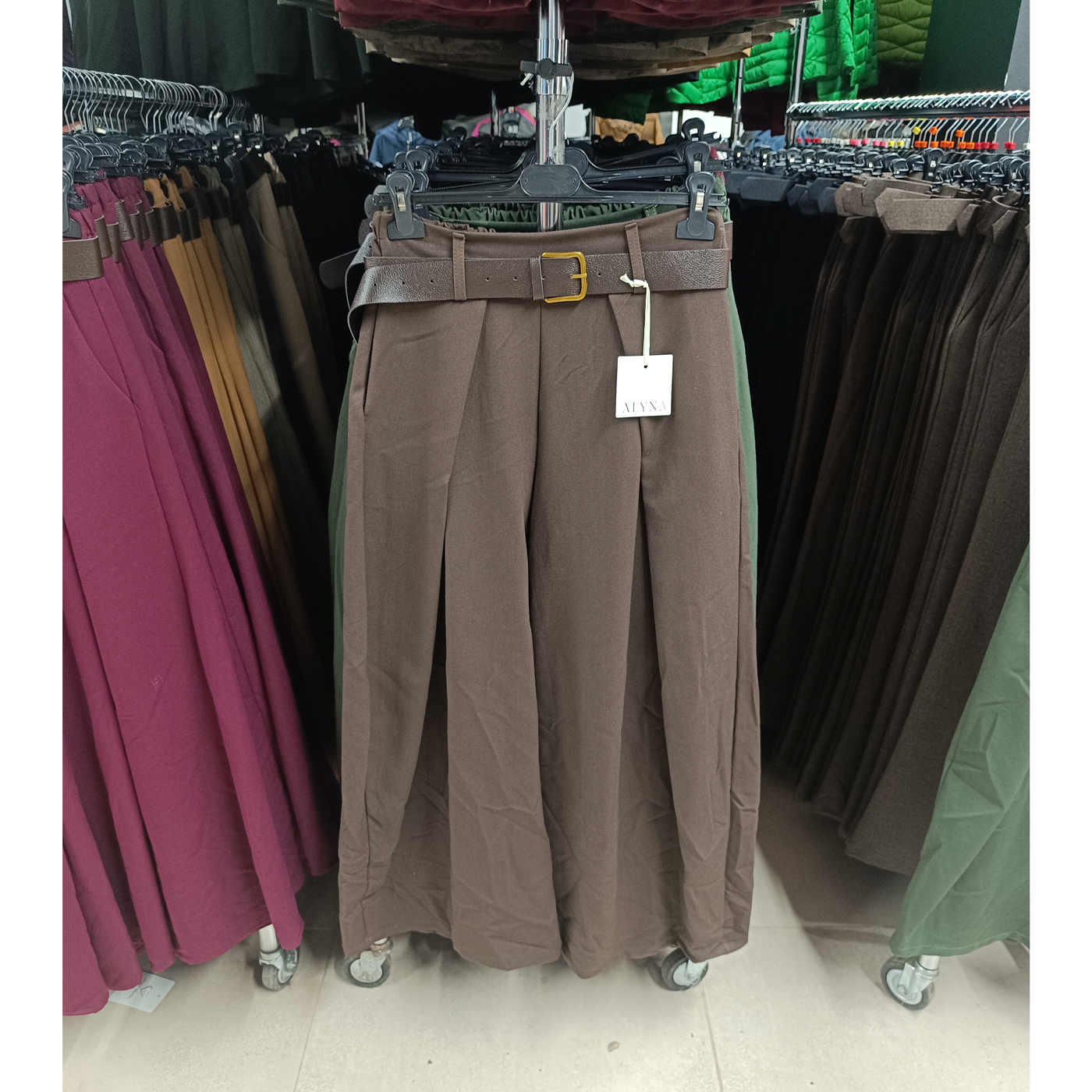 Elegáns, bő szárú női szövetnadrág + öv - N3546 - Csokibarna 1 Elegáns, bő szárú női szövetnadrág + öv - N3546 - Csoki barna