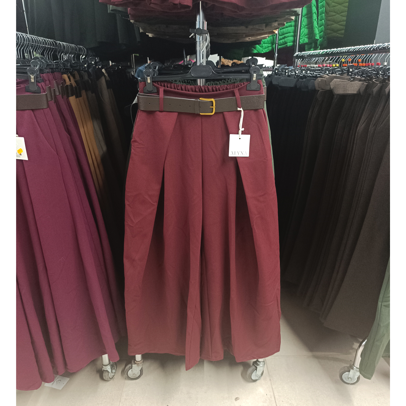 Elegáns, bő szárú női szövetnadrág + öv - N3546 - Bordó 1 Elegáns, bő szárú női szövetnadrág + öv - N3546 - Bordó