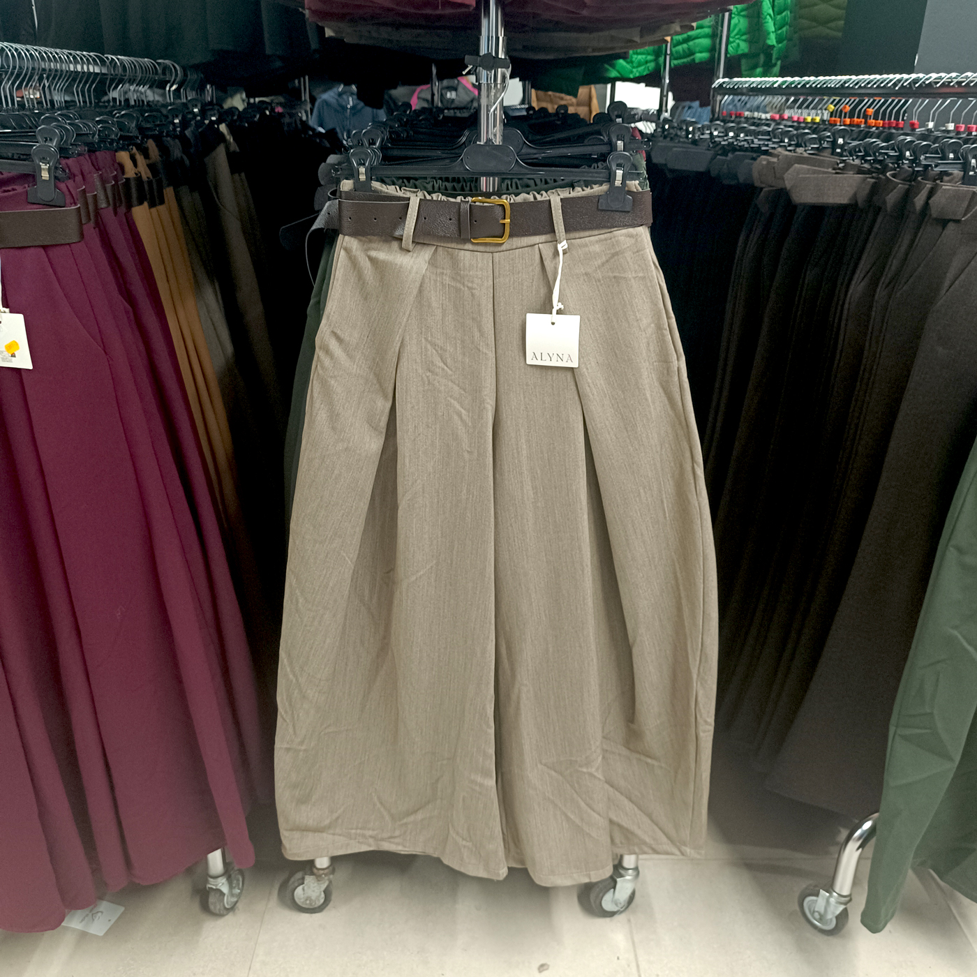 Elegáns, bő szárú női szövetnadrág + öv - N3546 - Fangó 1 Elegáns, bő szárú női szövetnadrág + öv - N3546 - Fango