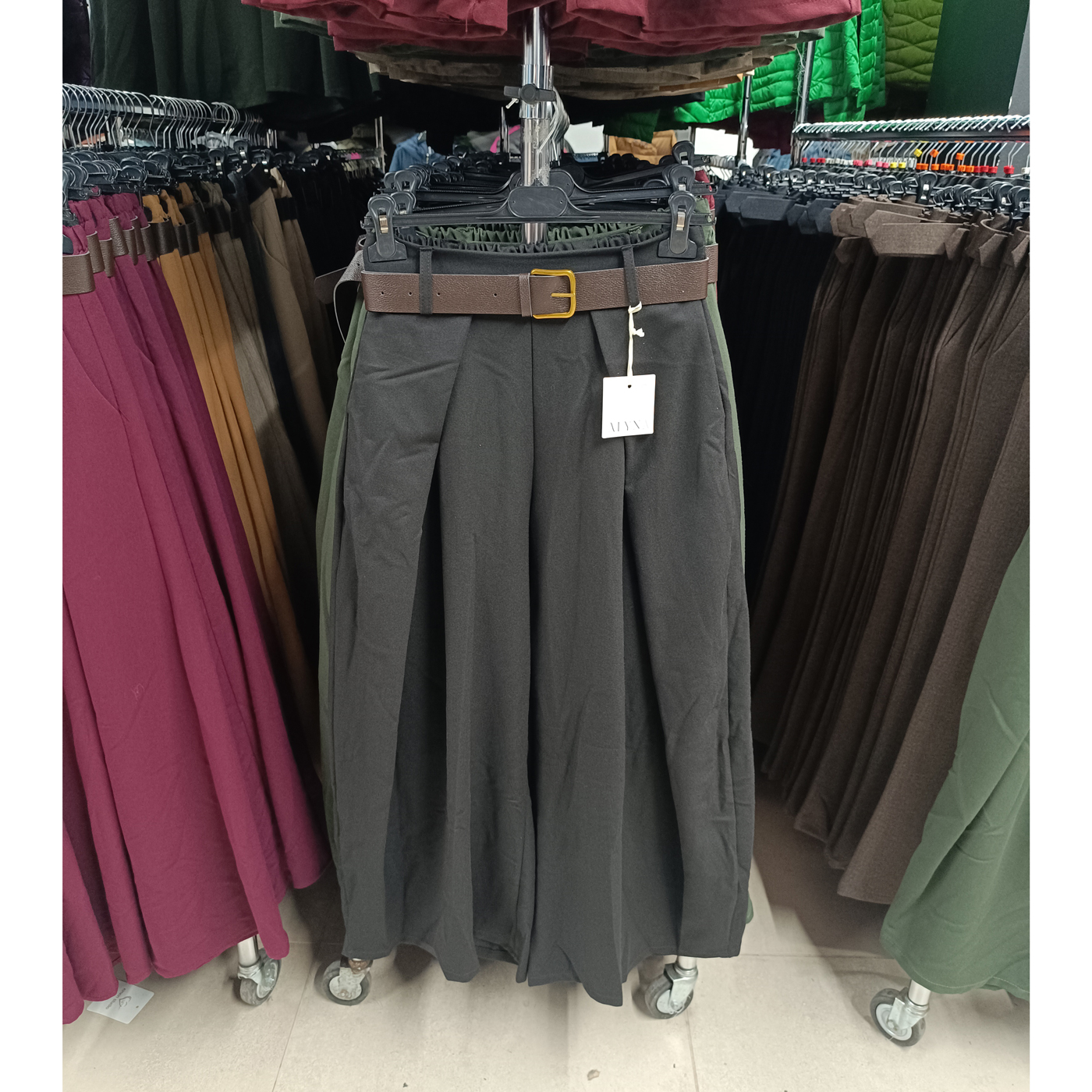 Elegáns, bő szárú női szövetnadrág + öv - N3546 - Fekete 1 Elegáns, bő szárú női szövetnadrág + öv - N3546 - Fekete