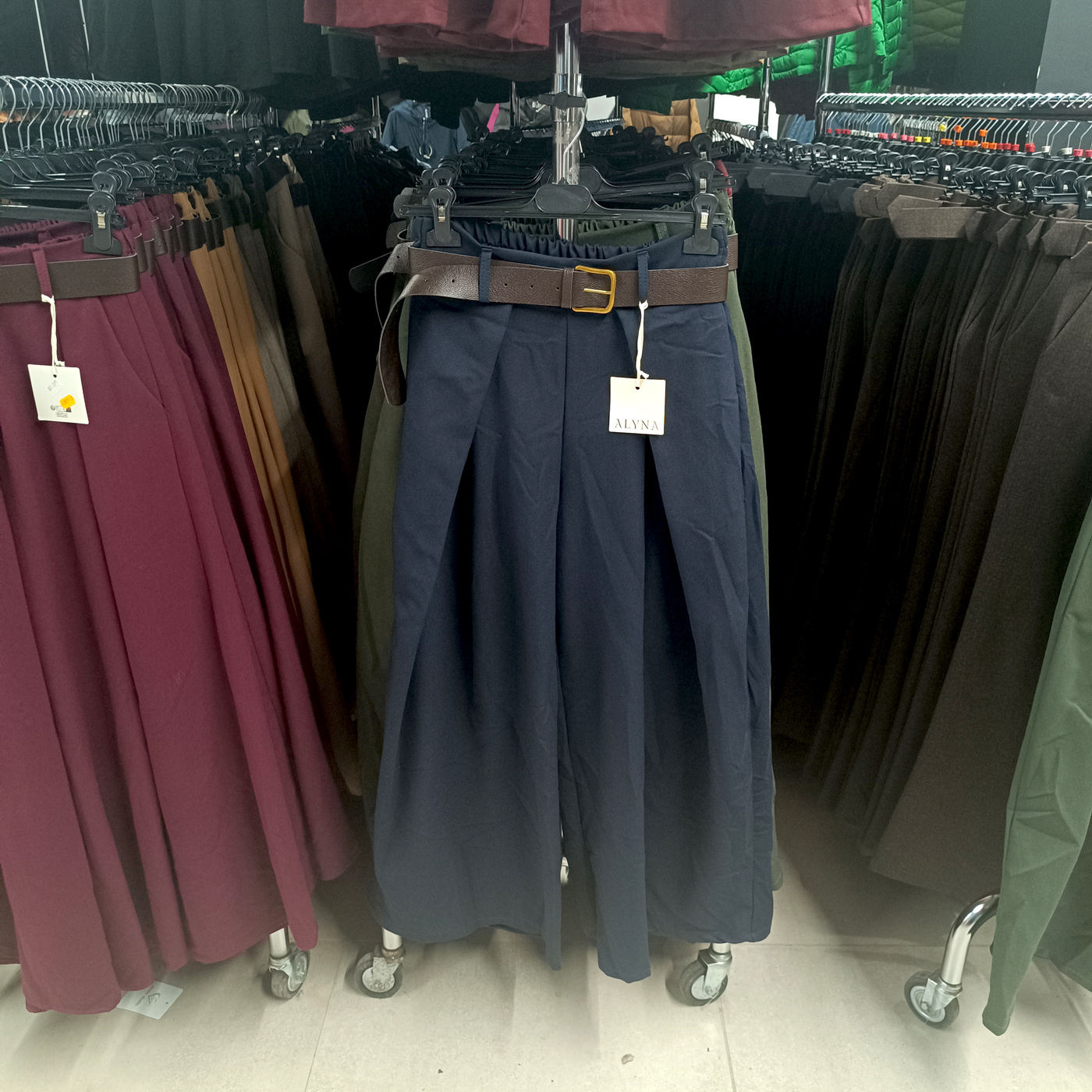 Elegáns, bő szárú női szövetnadrág + öv - N3546 - Sötétkék 1 Elegáns, bő szárú női szövetnadrág + öv - N3546 - Sötétkék