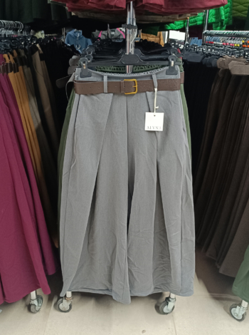 Elegáns, bő szárú női szövetnadrág + öv - N3546 - Szürke