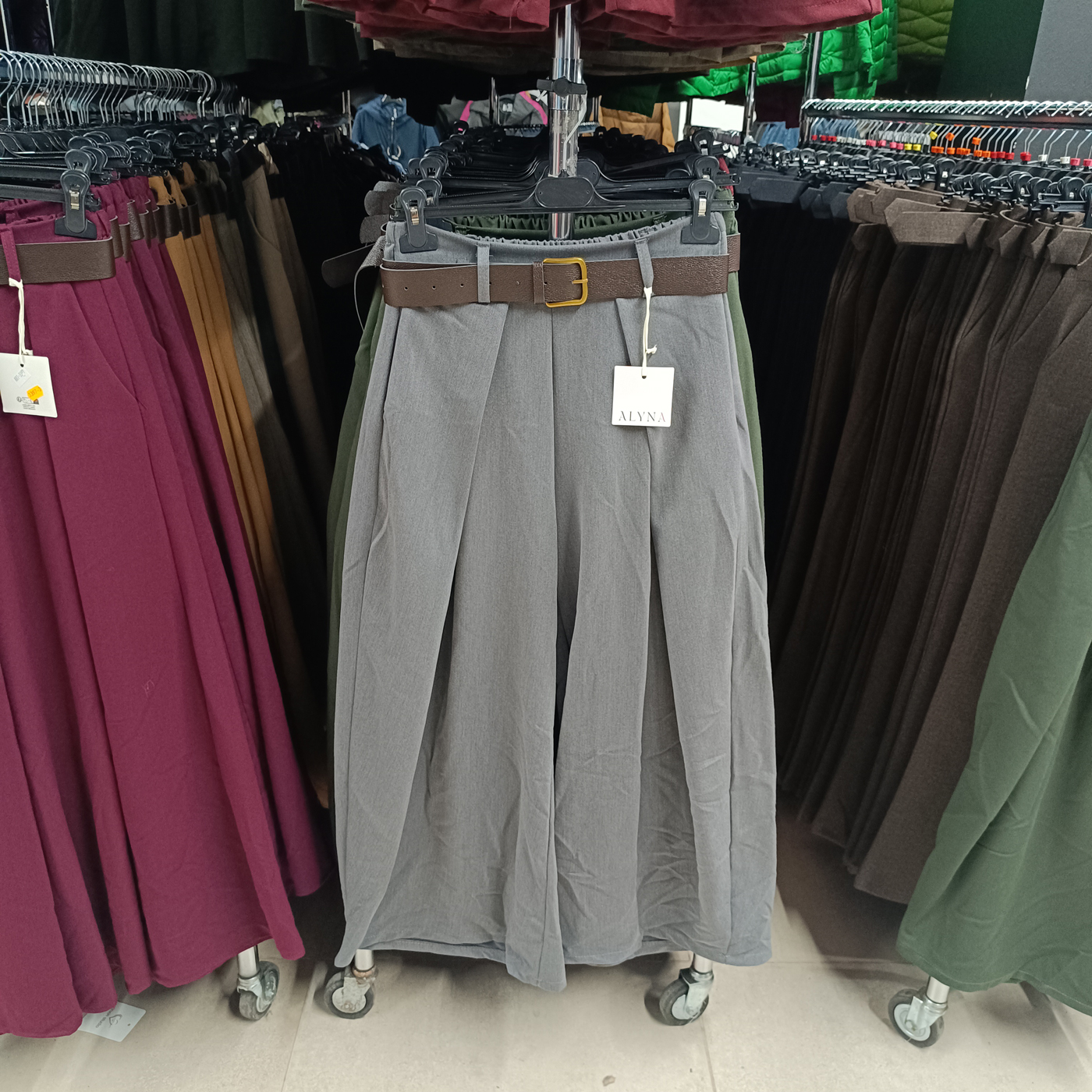 Elegáns, bő szárú női szövetnadrág + öv - N3546 - Szürke 1 Elegáns, bő szárú női szövetnadrág + öv - N3546 - Szürke